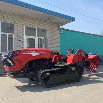 Trator compacto de 50 HP com ferramentas agrícolas